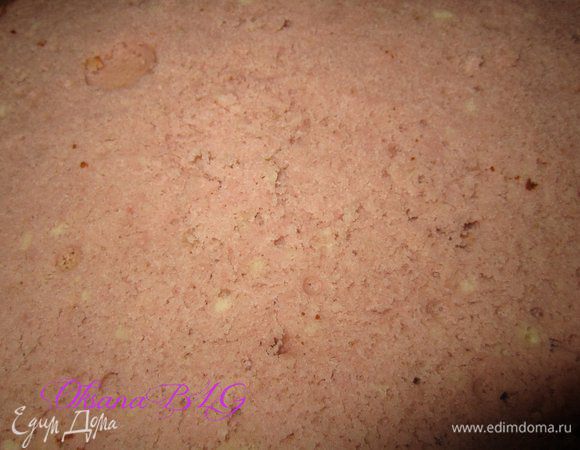 Бисквит получается приглушенного розового цвета, с ароматом малины. Охлажденный бисквит разрезать на 5 коржей.