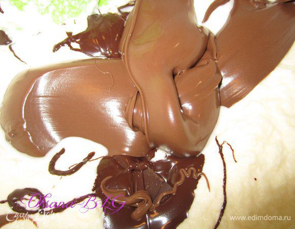 Сливки взбить в устойчивую пену. Добавить растопленный шоколад и нутеллу. Все хорошо взбить. 