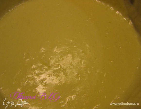 Для белого ганаша. Сливки довести до кипения, добавить белый шоколад, перемешать, чтобы шоколад растаял, добавить масло, хорошо перемешать. Ганаш охладить в холодильнике.