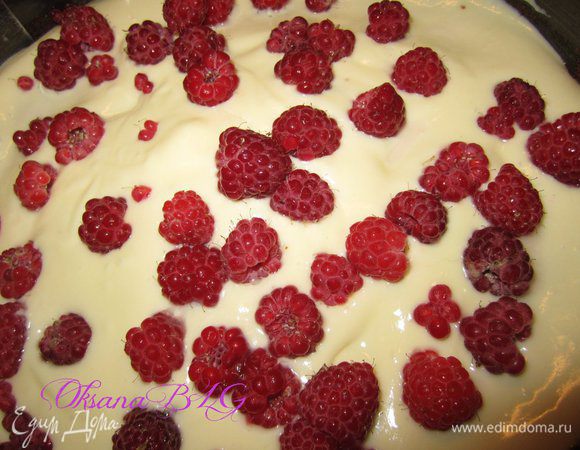 Выложить 1/2 часть малины.