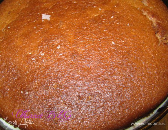 Накрыть коржом, повторить, трюфельный крем, корж, белый ганаш с малиной, корж. Поставить торт в холодильник минимум на 4 часа.