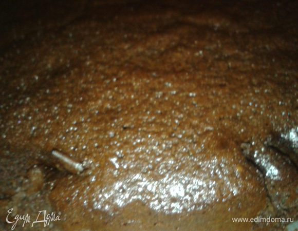 Тесто вылить в тифлоновую форму. Выпекать в духовке 20 минут при 180°C.