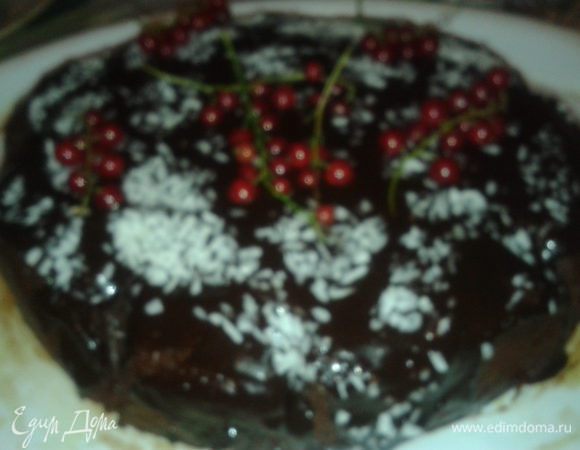 Готовый кекс остудить, залить оставшейся шоколадной массой, украсить кокосовой стружкой и веточками красной смородины. Поставить в холодильник на 3 часа.