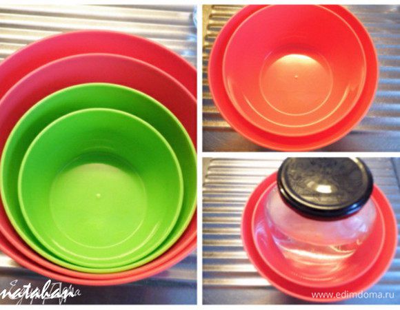 Подобрать две дозы (у меня набор доз для СВЧ) с разницей в диаметре 2 см:
большая с диаметром 15.5 см, а меньшая - 13.5 см. Вставить меньшую дозу в большую. Хорошо отцентрировать. В меньшую дозу поставить груз (у меня банка с водой). Аккуратно залить персиковую смесь между стенок доз (в эмалированной кружке осталось грамм 200 желейной массы). Дозы с грузом поставить в холодильник для схватывания желе.