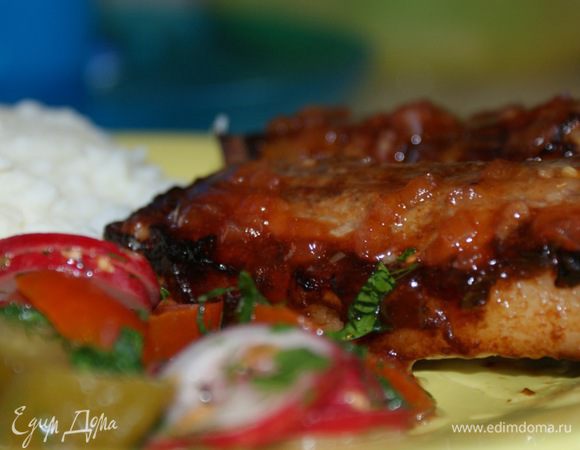 Обжарить грудинку на гриле с 2-х сторон до готовности, перед употреблением смазать глазурью. 

Приятного аппетита!