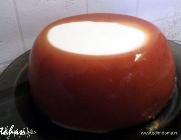 Утром поставить дозу в горячую воду  на 1-1.5 минуты. Достать дозу из воды, накрыть её плоской тарелкой, перевернуть всё это и аккуратно снять дозу с Творожного мусса в персиковом желе.
Всё готово. Приятного аппетита!