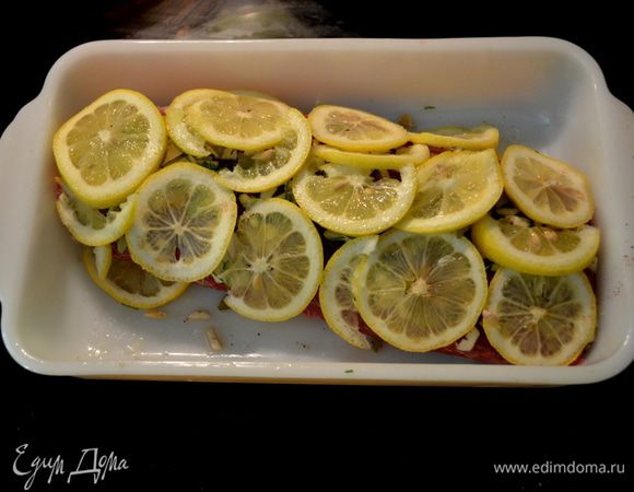 В посуду желательно выложить порезан.лимон,сверху посолен.и поперчен.кусок наш кусок мяса, смажем его слегка олив.маслом. Выложим чеснок, лаврушку поверх мяса и накроем тонкими колечками лимона.Натянем пищев.пленкой и поставим в холодильник на 24часа.