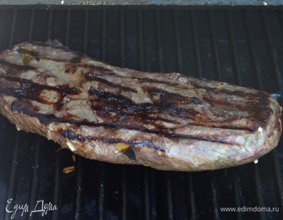 Подготовим гриль,смажем его слегка олив.маслом/кисточкой пройдемся по решетке гриля/.
С мяса снимем весь маринад и выложим на гриль.Жарим на гриле по 4 мин.сторона.