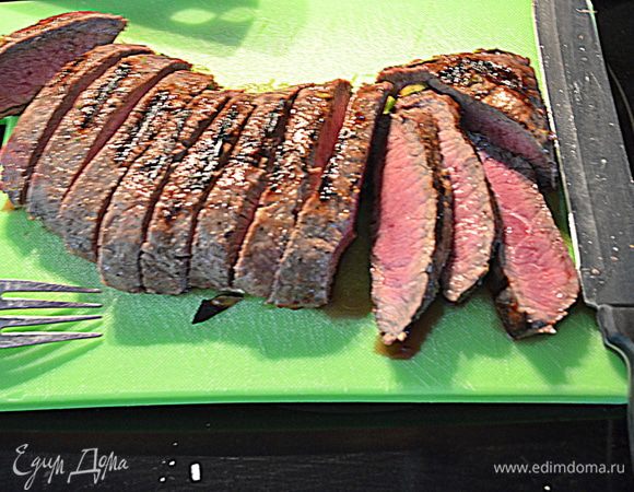 Готовое мясо переложим на разделочную доску.Дадим постоять 5мин.И разрежем на кусочки.