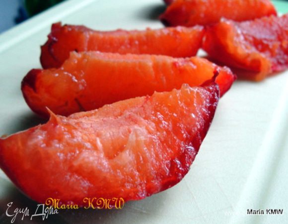 Абрикосы помыть, почистить, порезать на кусочки. Выложить в смазаную сливочным маслом форму для запекания и присыпать 40 гр. сахара и корицей.