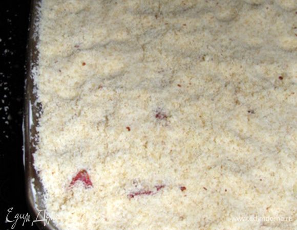 Выложить крошку поверх абрикос. Слегка утрамбовать.