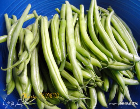 Помоем и очистим фасоль от хвостиков.
Отварим 8 минут в воде, выложим на блюдо и остудим.