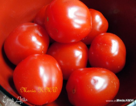 Помоем и порежем помидорки, зелень петрушки, орехи порубим ножом.