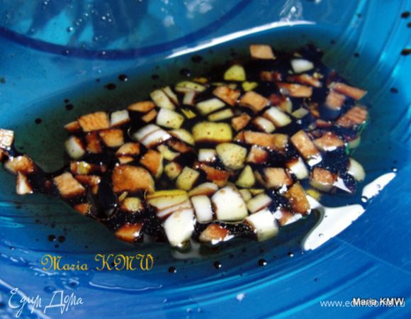 Чеснок почистим и порубим мелко, зальем оливковым маслом и уксусом.