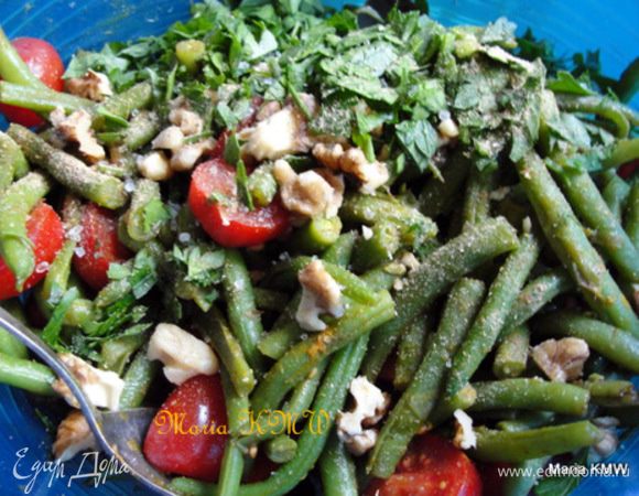 Соединяем ингредиенты,орехи, приправляем заправкой, специями по-вкусу. Очень вкусно с болгарской солью. Вот мой рецепт соли:
http://www.edimdoma.ru/retsepty/42131-bolgarskaya-sol-ili-balkanska-sharena-sol