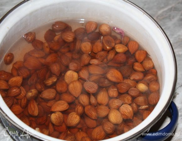 Абрикосовые косточки залить кипятком.