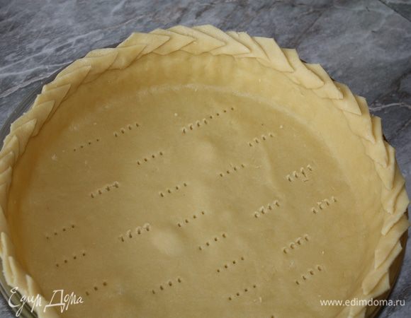 Тесто раскатать, выложить в форму, поверх теста выстелить пекарскую бумагу, на которую насыпать сухой рис или бобовые. Поставить в разогретую до 200⁰ С на 15-20 минут.