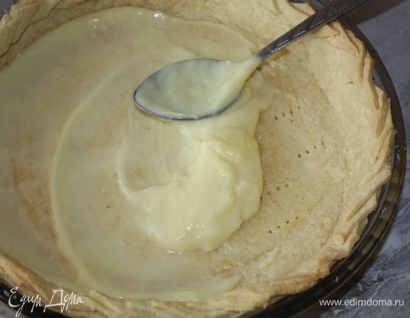 Когда тесто подсушится, вынуть его и смазать основу небольшим количеством заварного крема.