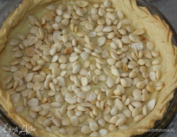 Засыпать очищенными ядрами абрикосовой косточки.