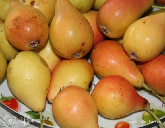 Грушу помыть, очистить, разрезать на четвертинки и вынуть сердцевину.