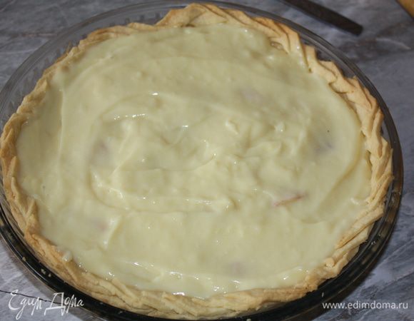 Поверх груши выложить оставшийся крем.