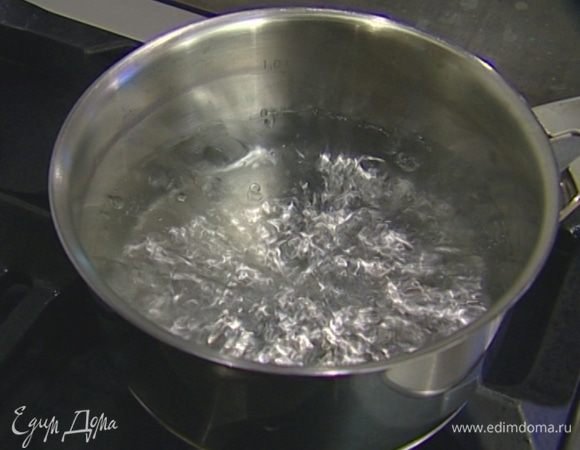 Налить в небольшую кастрюлю воды, поместить туда решетку для готовки на пару и поставить на огонь. (Подойдет и электрическая пароварка.)