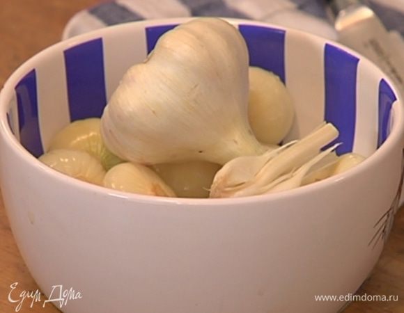 Уложить на решетку головку чеснока целиком и держать на пару 30–40 минут. 