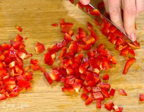 Сладкий перец, удалив плодоножку и семена, мелко нарезать.