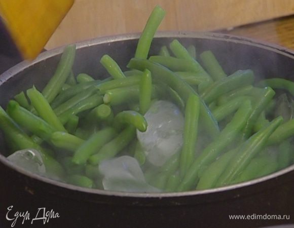 Слить воду в другую посуду, а фасоль поместить в емкость со льдом (можно даже перемешать со льдом), тогда она сохранит свой яркий зеленый цвет.