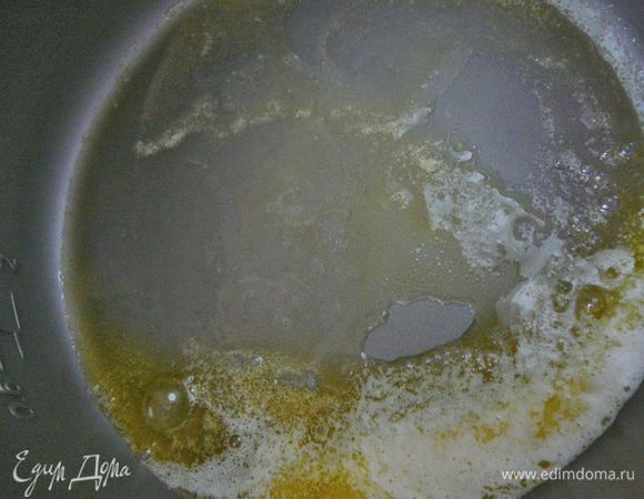 На сковороде растопить оливковое масло и сливочное.