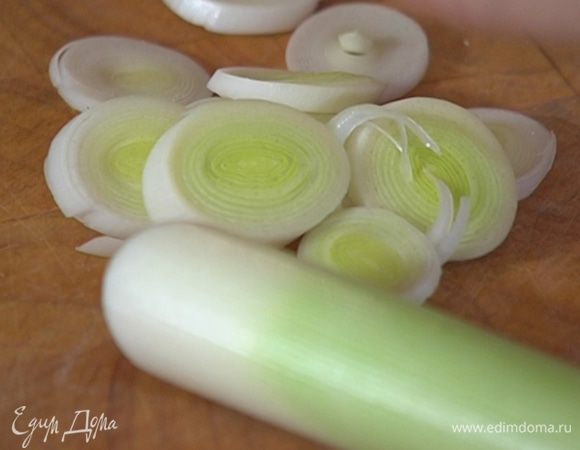 Мелко нарезать 50 г светлой части лука-порея.