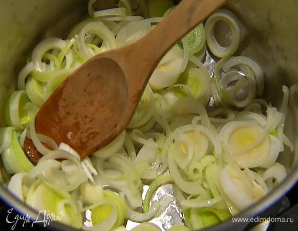Разогреть в тяжелой кастрюле растительное масло и немного потомить оба вида лука и чеснок.
