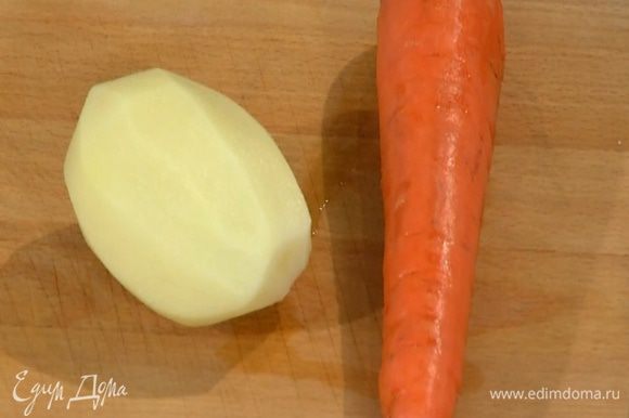 Морковь и картофель почистить и порезать на небольшие кусочки.