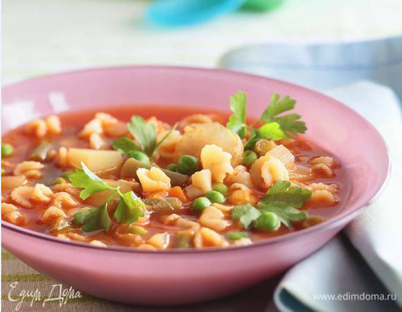 Готовый суп разлить по тарелкам и присыпать базиликом.