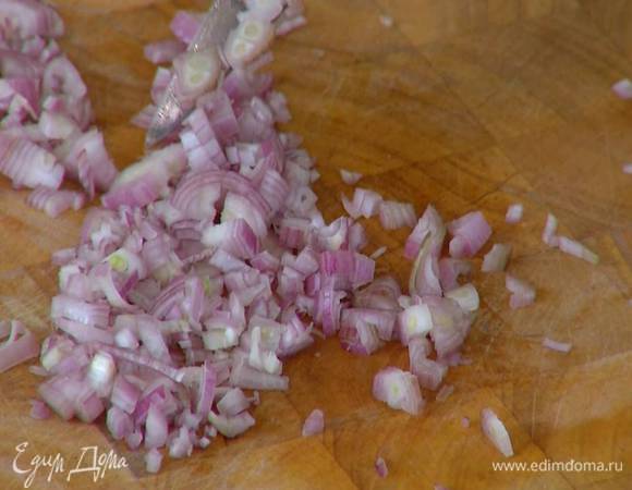 Лук-шалот почистить и мелко порубить.