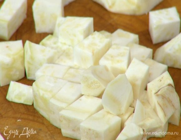 Картофель и корень сельдерея почистить и тоже порезать небольшими кусочками.