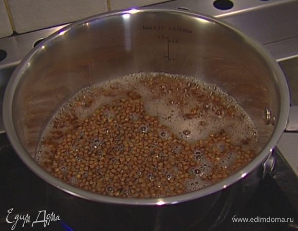 Гречку залить 2 стаканами воды, довести до кипения, посолить, убавить огонь и варить под крышкой до готовности.