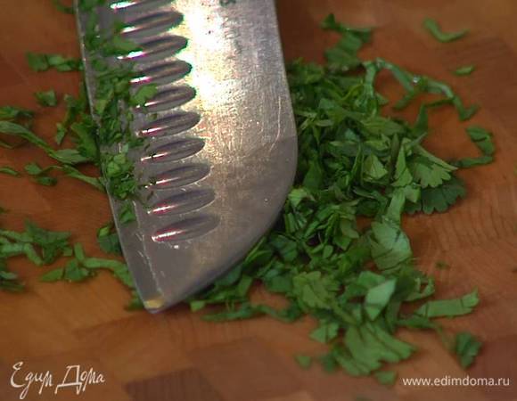 Кинзу мелко порубить.