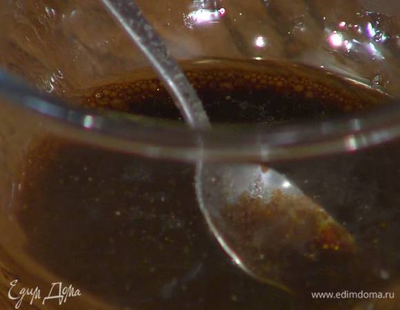 Смешать растительное масло, наршараб и бальзамический уксус.