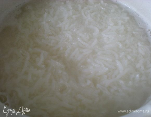 Спустя указанного времени рис промыть, залить водой и варить до готовности. Примерно 20-25 минут после закипания.   