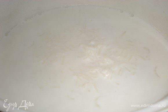 К сварившемуся рису добавить сливки, молоко, соль, подсластителии. Ароматизаторы и специи по вкусу. (Классический вариант это сахар и ванилин).