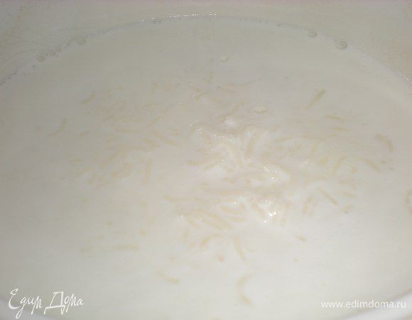 К сварившемуся рису добавить сливки, молоко, соль, подсластителии. Ароматизаторы и специи по вкусу. (Классический вариант это сахар и ванилин).  