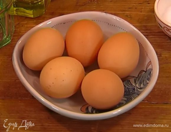 Яйца промыть губкой, лучше всего с содой или уксусом.