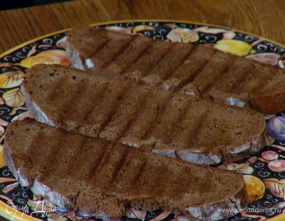 Разогреть в сковороде оставшееся растительное масло и обжарить хлеб так, чтобы снаружи была хрустящая корочка, а внутри он остался мягким. 
Подавать яйца с обжаренным хлебом.
