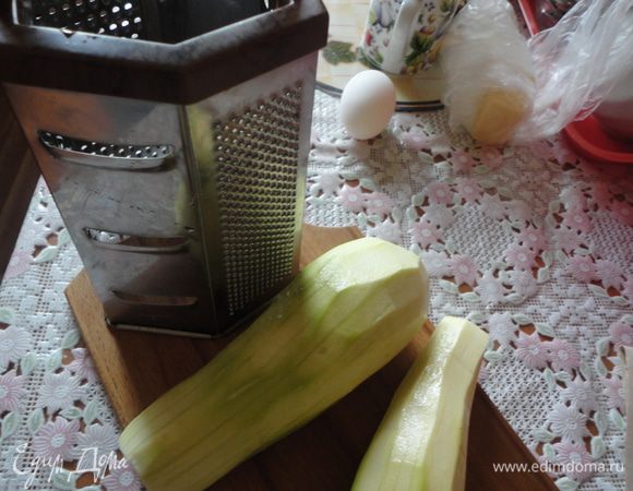 Кабачки натереть на мелкой терке.