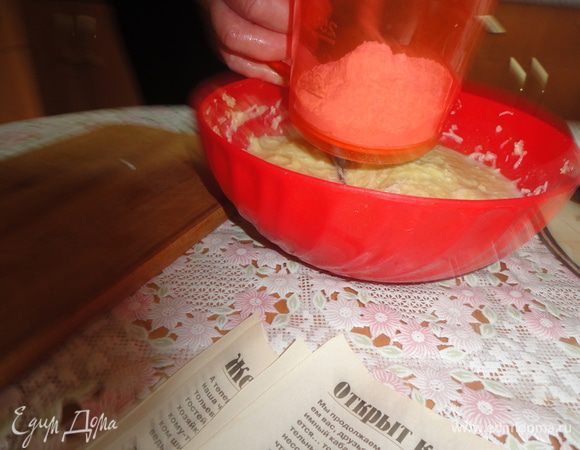 Добавить кукурузную муку.