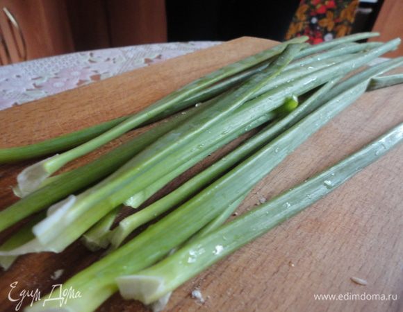 Добавить мелко нарезанный зеленый лук.
