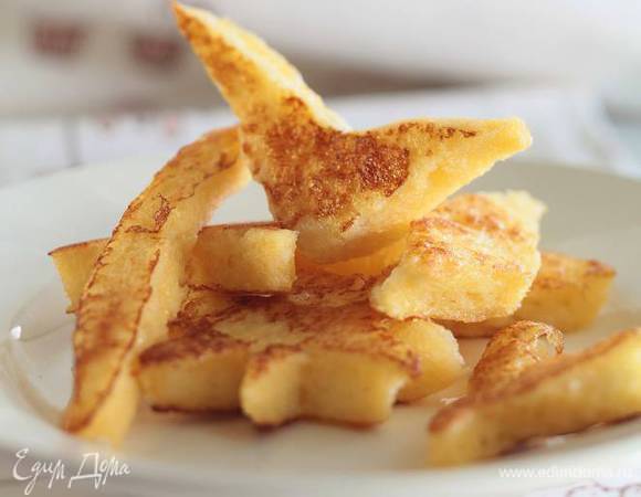 Растопить в сковороде сливочное масло и поджарить хлеб до золотистого цвета с обеих сторон.