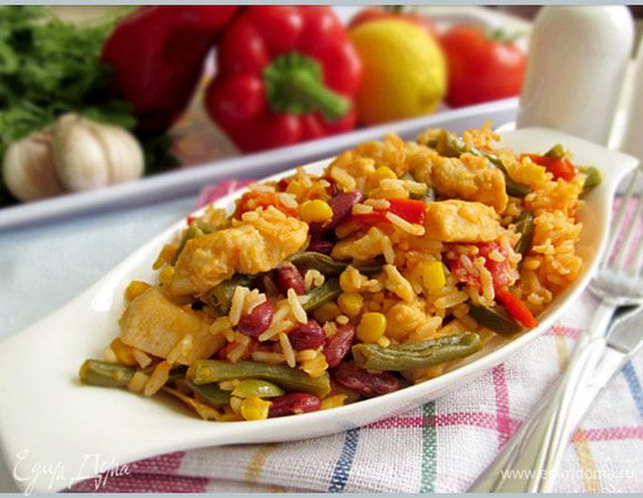 Мясо с рисом залить соусом и готовить еще 10 минут, до готовности риса.