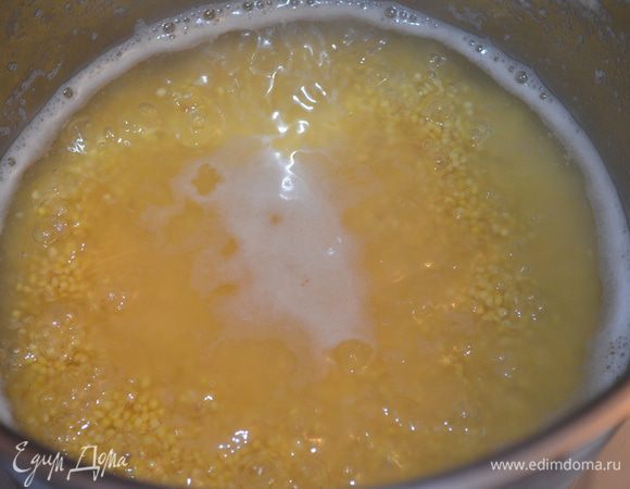 Сначала нужно сварить пшенную кашу. Крупу моем и заливаем 1,5 ст кипятка и варим, пока вся вода не уйдет. 